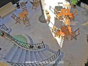 Il patio dell'ostello Oasis di Lisbona.