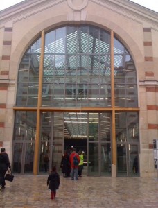 La facciata del 104, centro culturale di Parigi