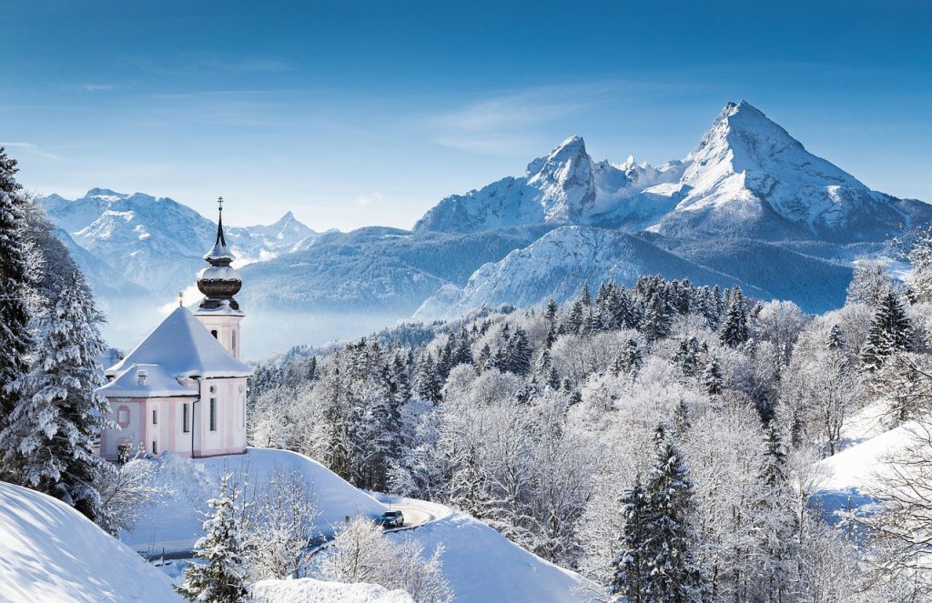 chiesetta montagne innevate