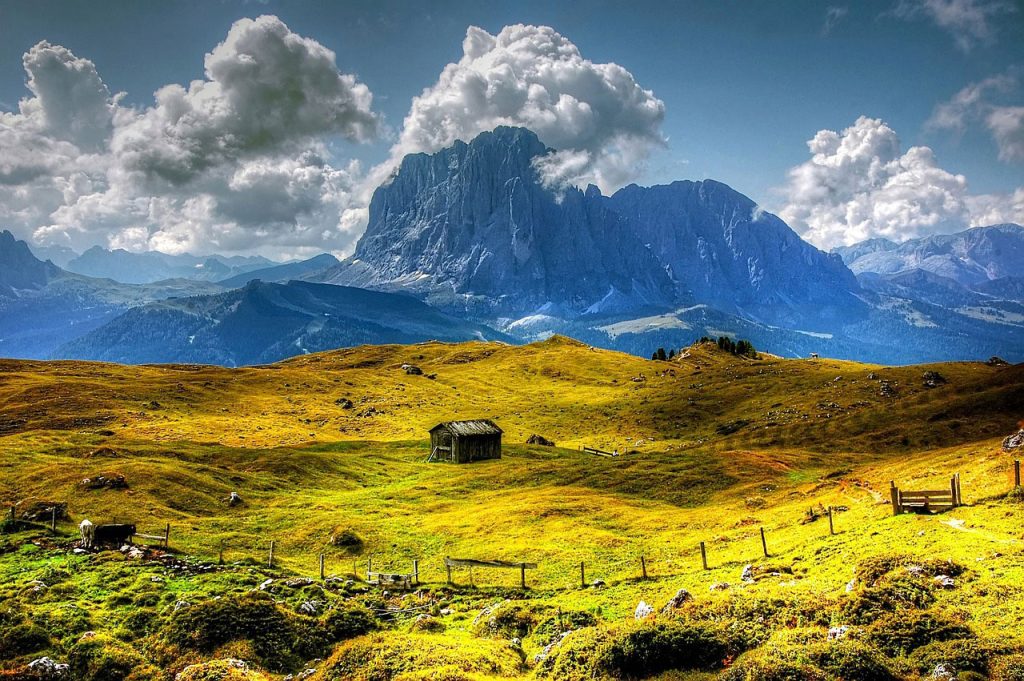 dolomiti cielo azzurro nuvole