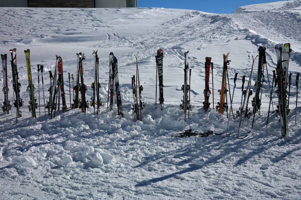 sci conficcati nella neve